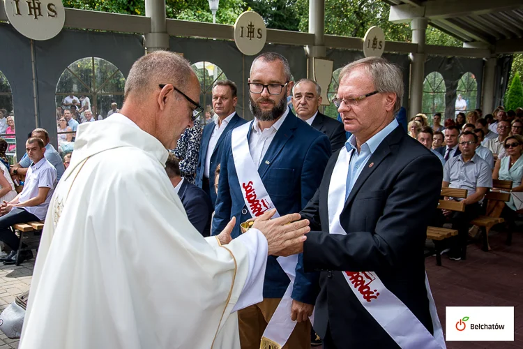 Upamiętnili powstanie "Solidarności". W Bełchatowie złożono kwiaty pod tablicą w parafii przy ulicy Kościuszki [FOTO] - Zdjęcie główne