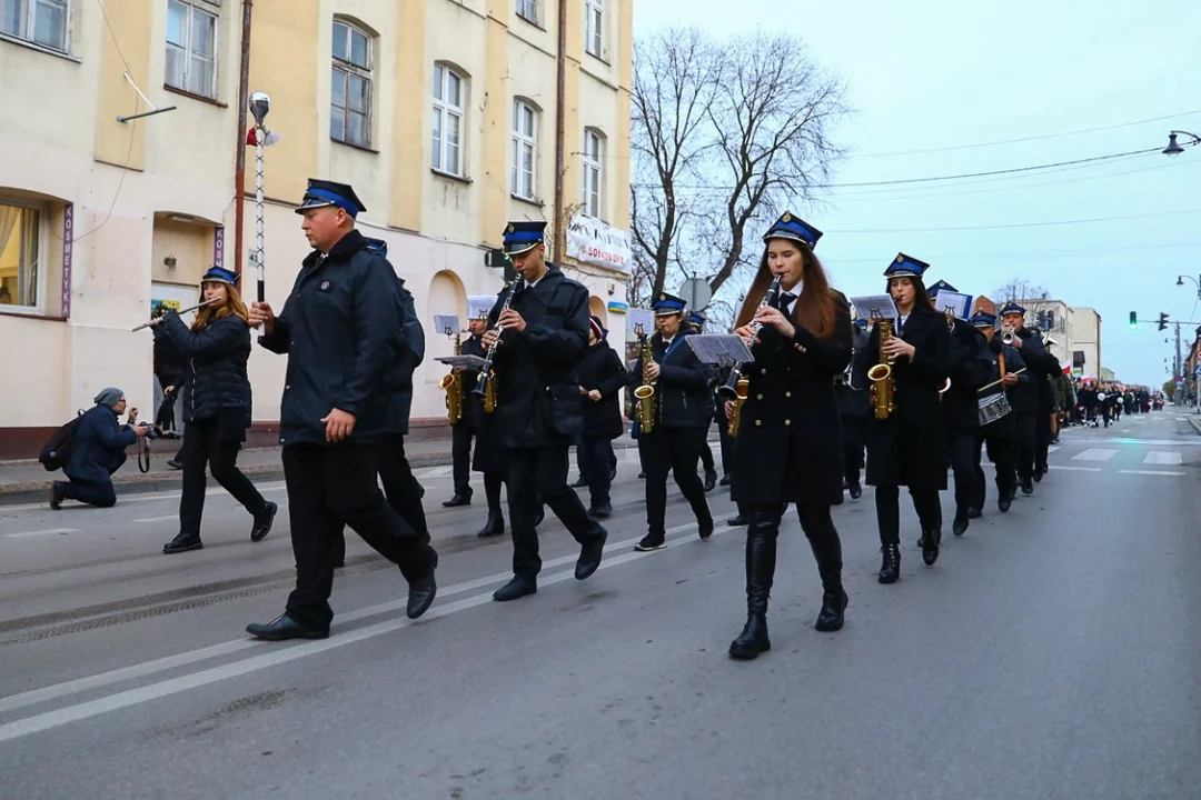 Pochody 11 listopada w Zgierzu. Mieszkańcy tłumnie uczestniczyli w uroczystościach Święta Niepodległości.