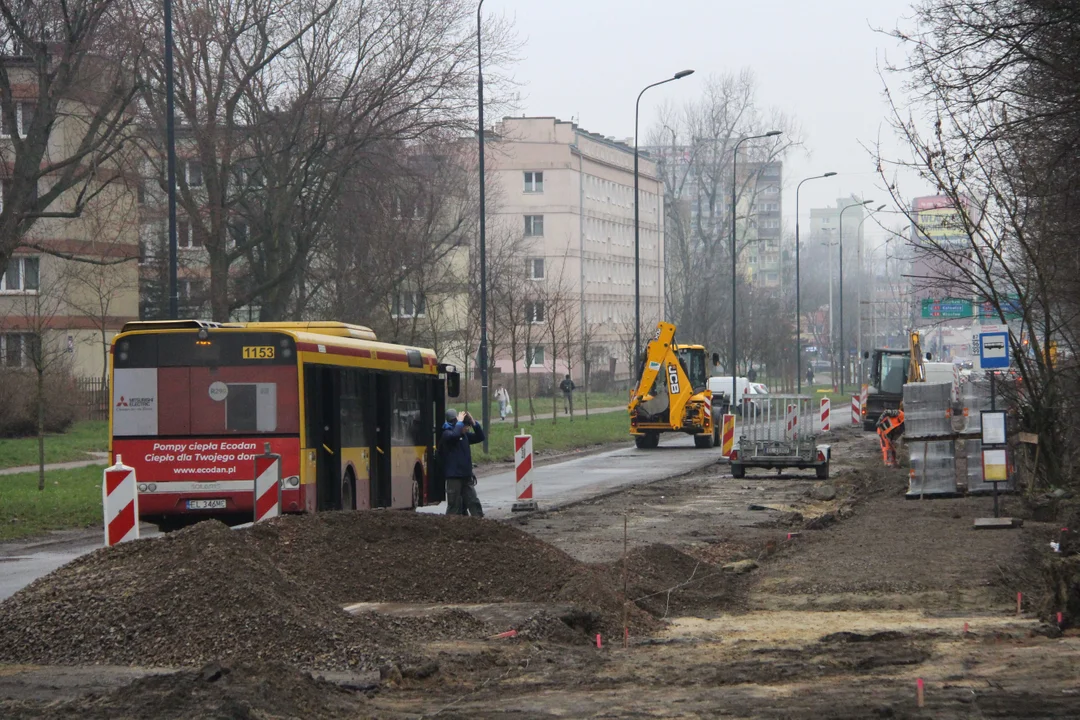 Utrudnienia dla pieszych i podróżnych MPK Łódź na Lutomierskiej