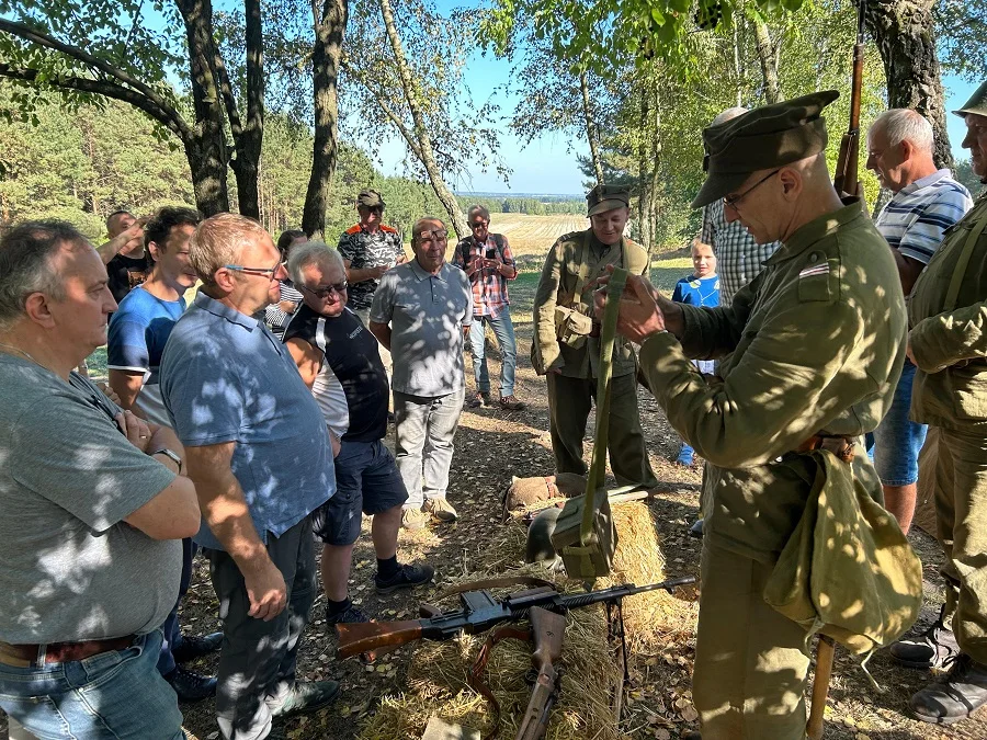 Odwiedzili miejsca walk wrześniowych. Wojenne opowieści, „Polesia Czar” i grochówka [FOTO] - Zdjęcie główne