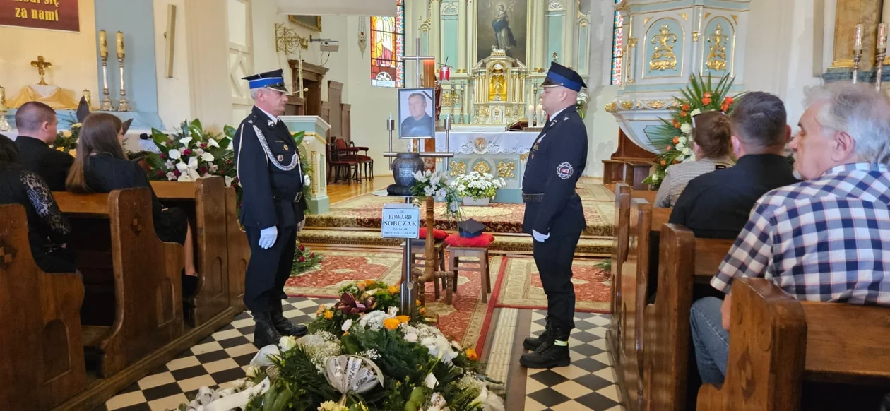 Druhowie pogrążeni w żałobie żegnają kolegę. „Pamiętamy go jako człowieka uśmiechniętego” [FOTO] - Zdjęcie główne