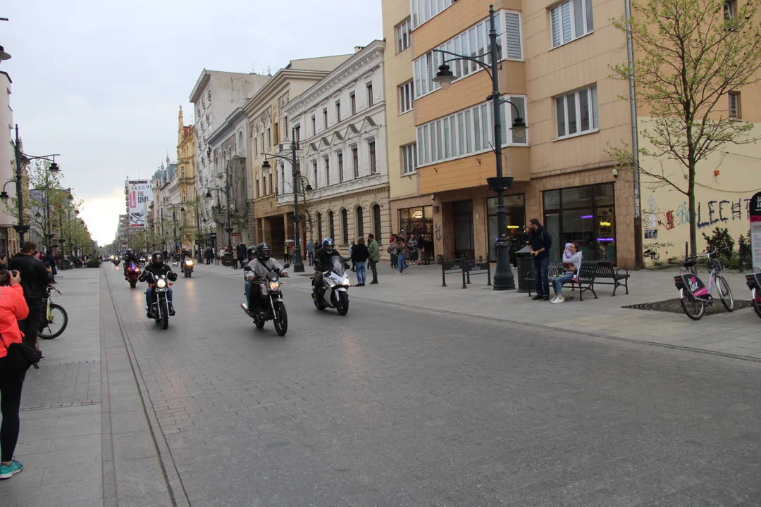 Wielka parada motocyklowa na ulicy Piotrkowskiej w Łodzi