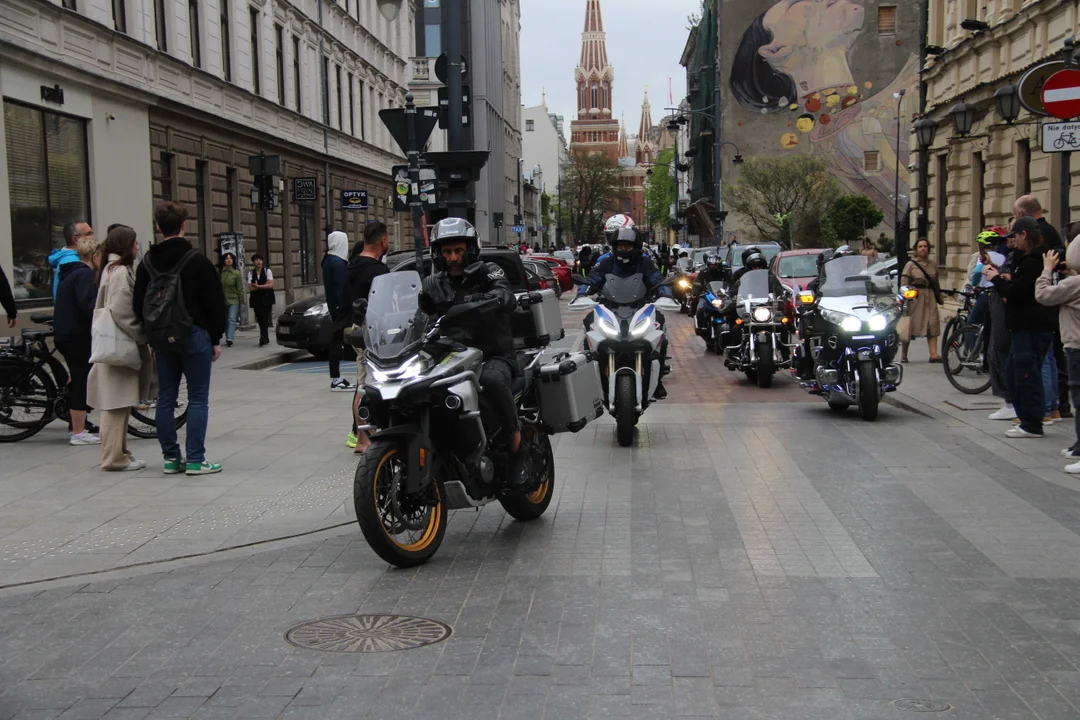 Wielka parada motocyklowa na ulicy Piotrkowskiej w Łodzi