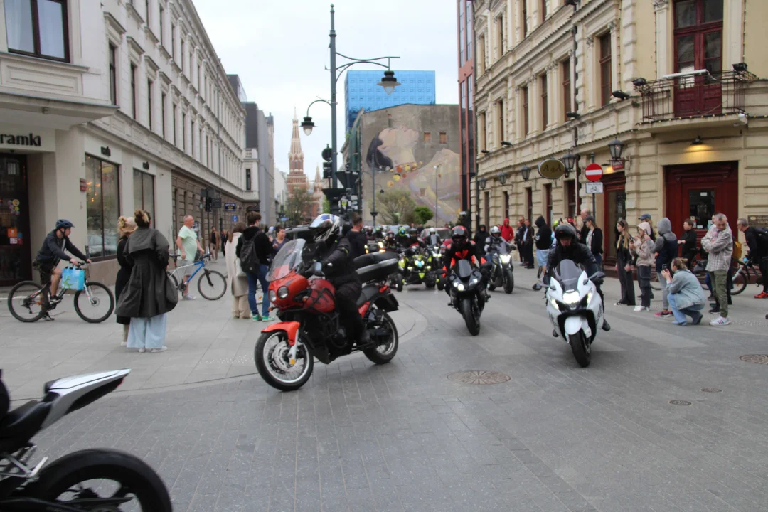 Wielka parada motocyklowa na ulicy Piotrkowskiej w Łodzi