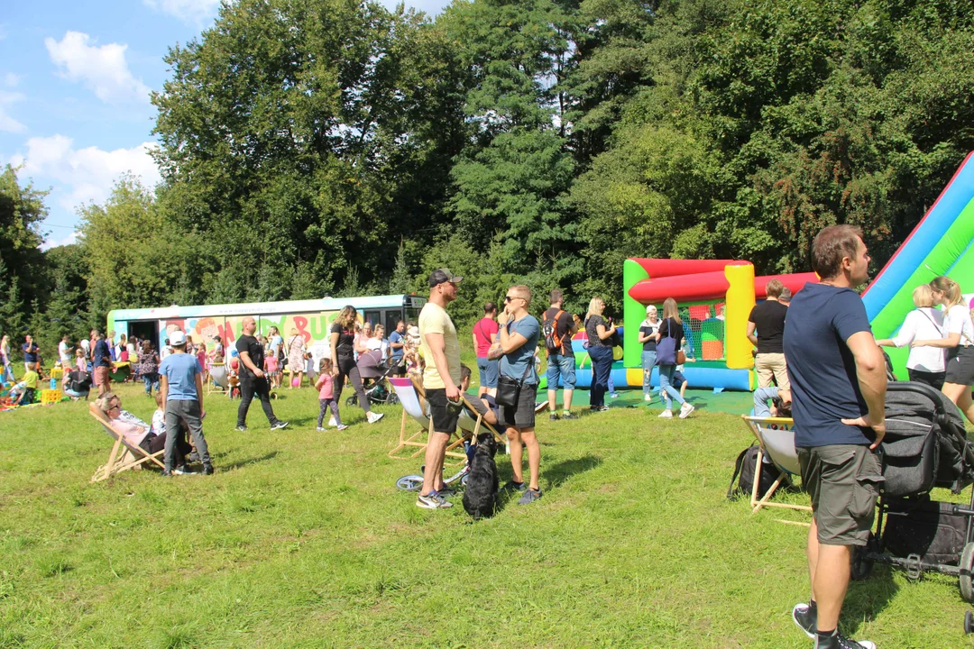 Piknik rodzinny w parku na Młynku w Łodzi