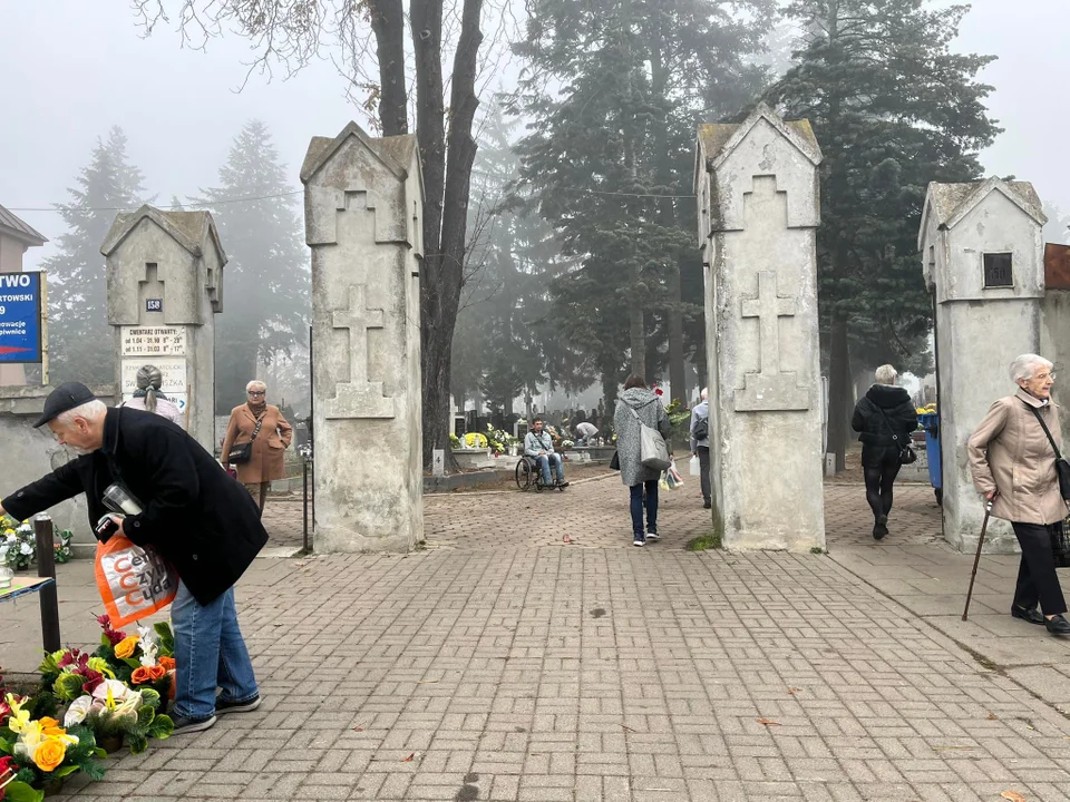 Przygotowania do Wszystkich Świętych w pełni na cmentarzu Rzymskokatolickim p. wezw. św. Franciszka na Chojny