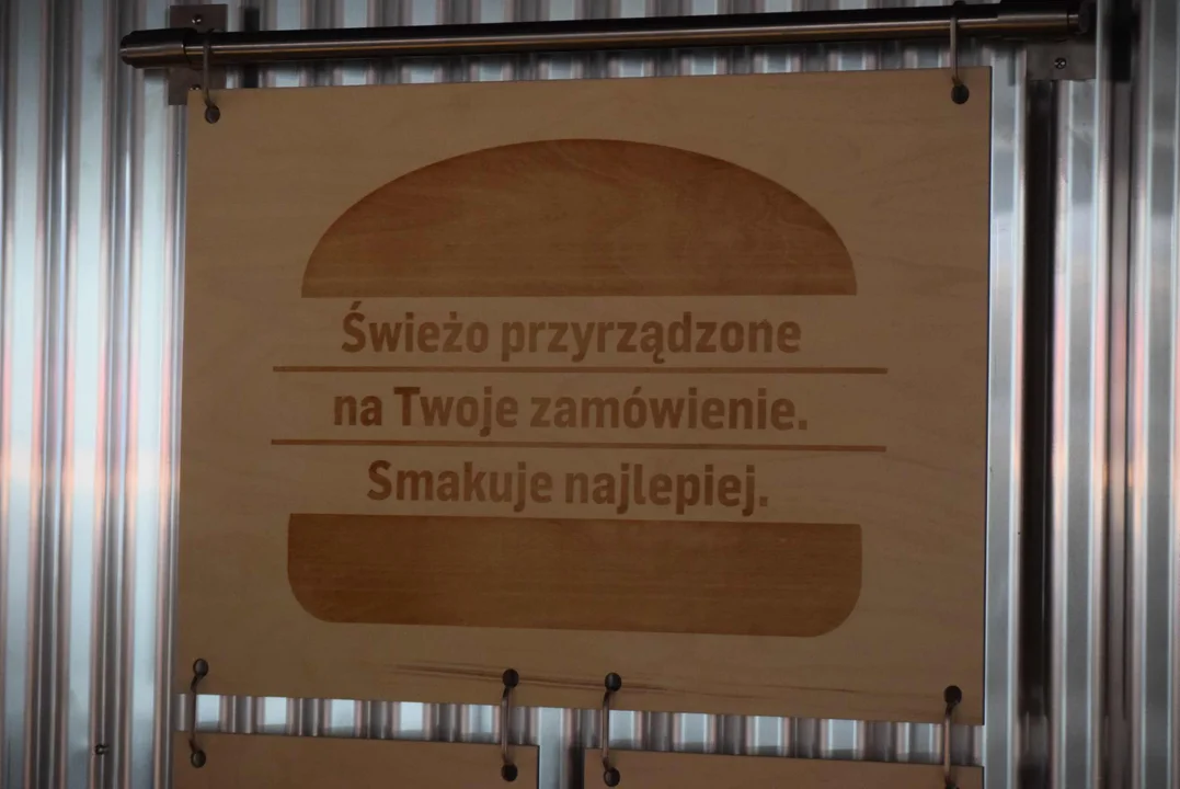 Tłumy łodzian na otwarciu restauracji MAX Premium Burgers. Tego jeszcze w Łodzi nie było [ZOBACZ ZDJĘCIA]