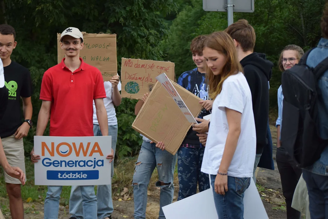 Młodzież przed składowiskiem odpadów chemicznych w Zgierzu