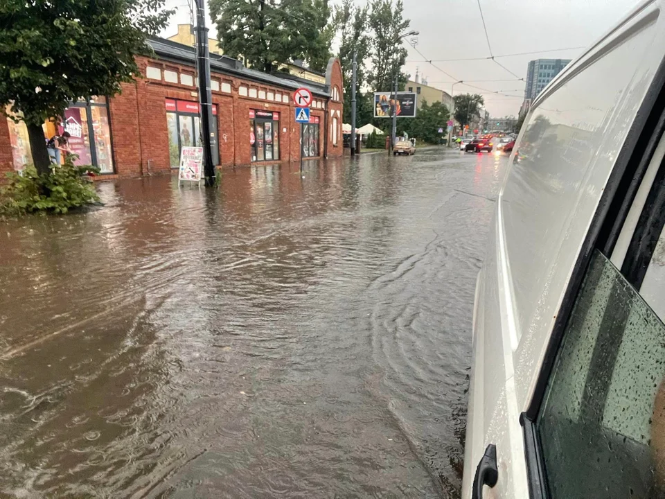 Podtopienia po przejściu gwałtownych burz w całej Łodzi