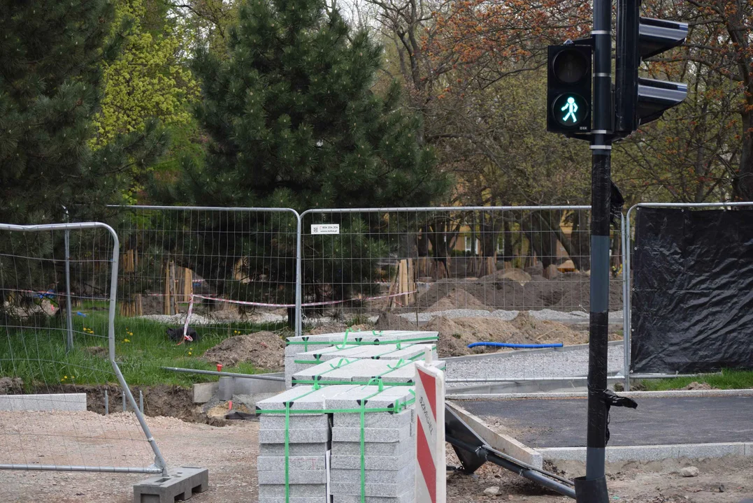 Utrudnienia dla kierowców i pieszych na skrzyżowaniu ul. Ogrodowej i ul. Zachodniej. Obok trwa budowa "Bulwarów Północnych" oraz modernizacja parku Staromiejskiego.