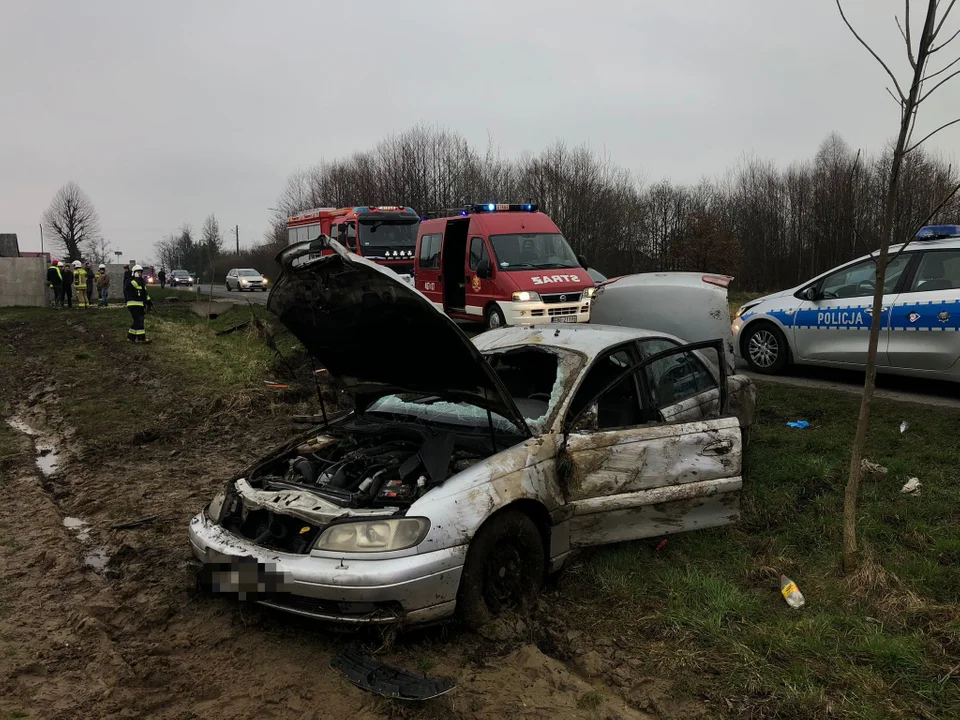 Groźny wypadek nieopodal Bełchatowa. Ranny kierowca trafił do szpitala [FOTO] - Zdjęcie główne