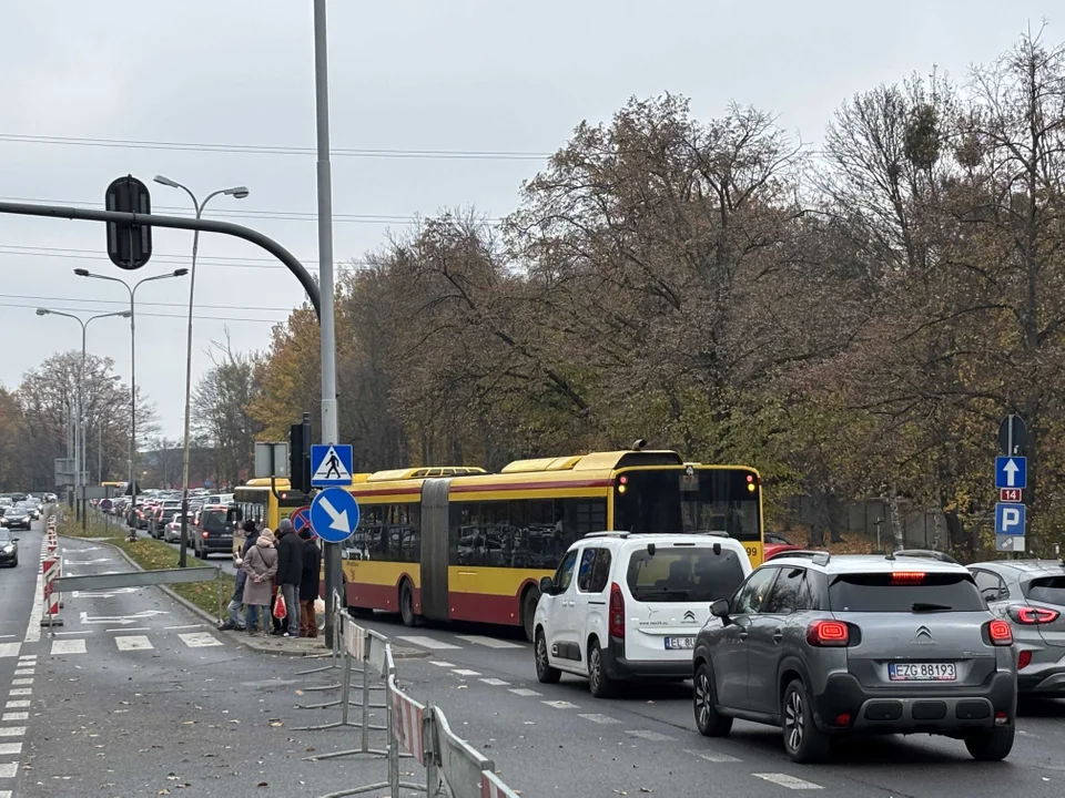 Korki w okolicach cmentarza na Dołach