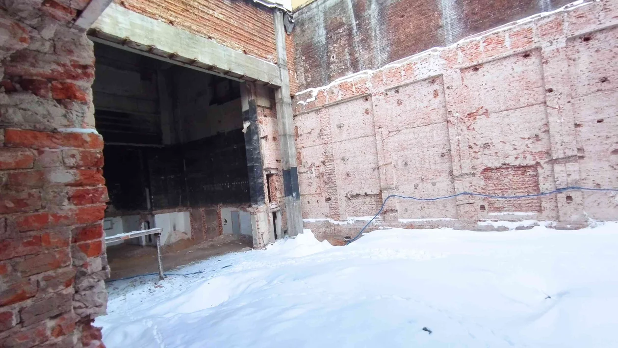 Zamiast sceny - wielka dziura! Tyle zostało ze znanego łódzkiego teatru! [FOTO] - Zdjęcie główne