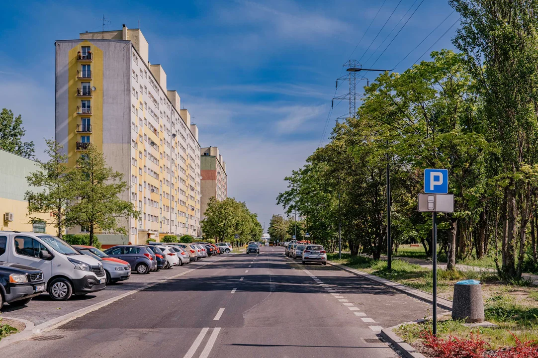 Jeden z ważnych remontów na Bałutach już zakończony. Oprócz nowego asfaltu, pojawiły się także nowe drzewa [ZDJĘCIA] - Zdjęcie główne