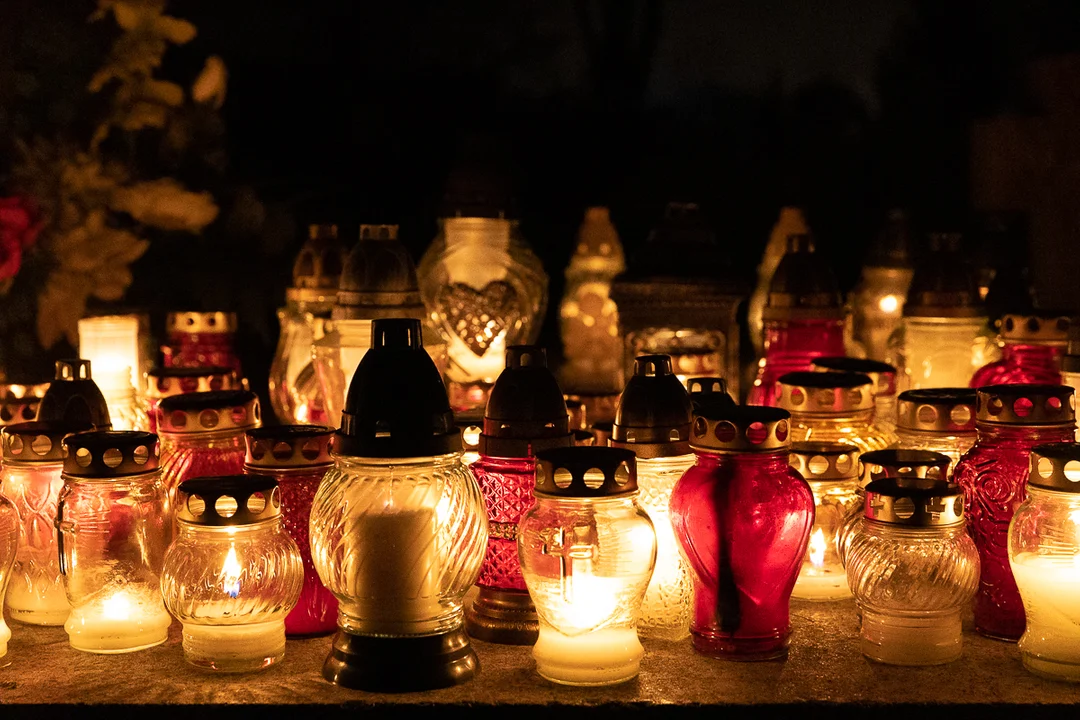 Cmentarz może być urokliwy. Zobaczcie te wyjątkowe nocne zdjęcia - Zdjęcie główne