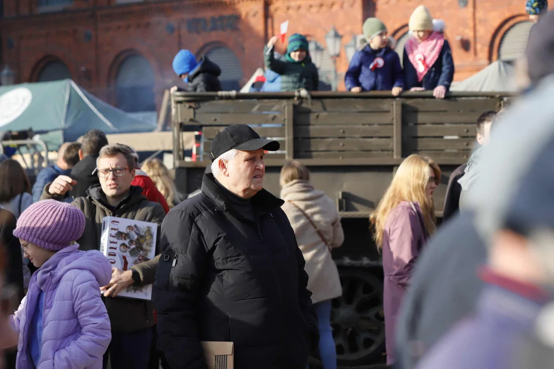 Święto Niepodległości przed Manufakturą