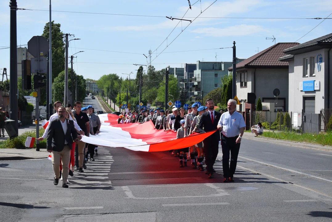 Święto flagi. Defilada ulicami Zgierza. Przeszli ze 100-metrową flagą [ZDJĘCIA] - Zdjęcie główne