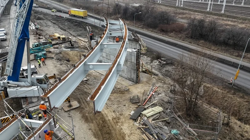 31 metrów stali nad Trasą Sucharskiego. Zobacz, jak powstaje nowy wiadukt w Gdańsku