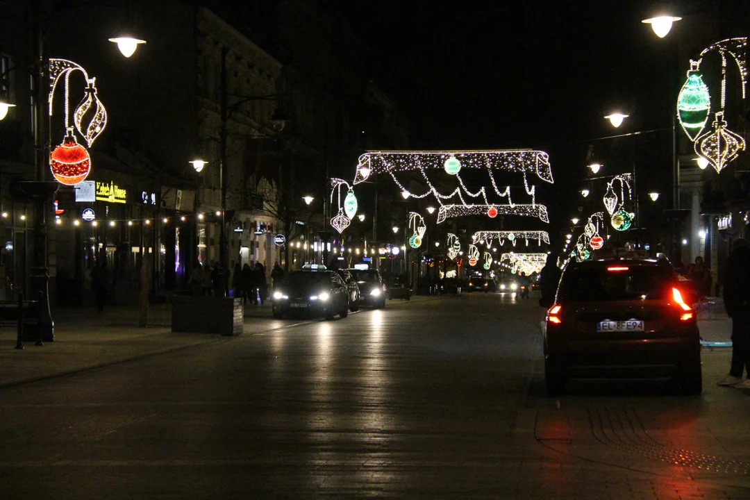 Ulica Piotrkowska w Łodzi stroi się na święta