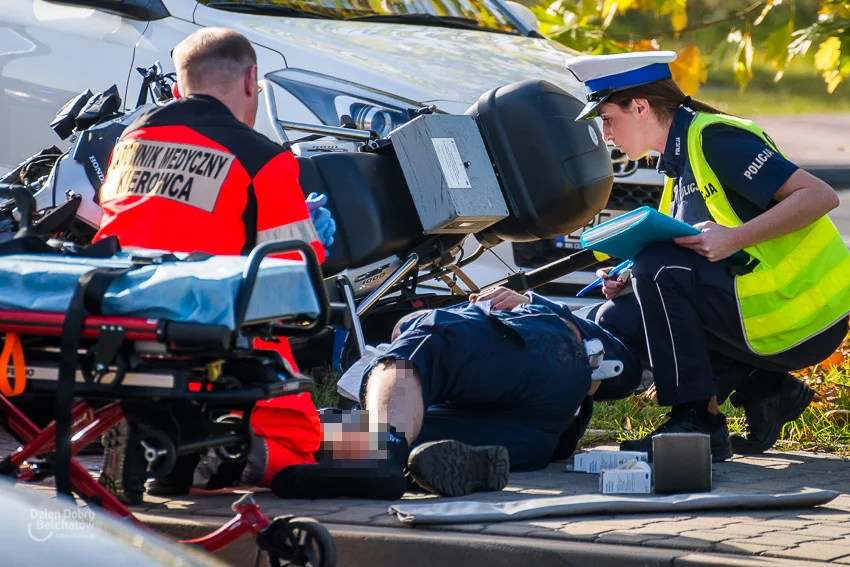 Wypadek na al. Wyszyńskiego. Policyjny motocykl zderzył się z osobówką