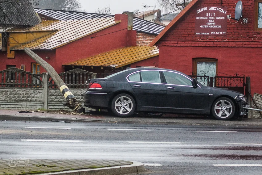 Wypadek w Grocholicach. Ciężarówka zderzyła się z BMW