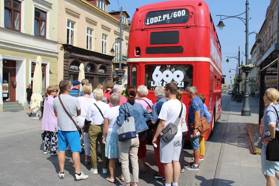 Piętrowy autobus turystyczny przemierza szlakiem łódzkich zabytków