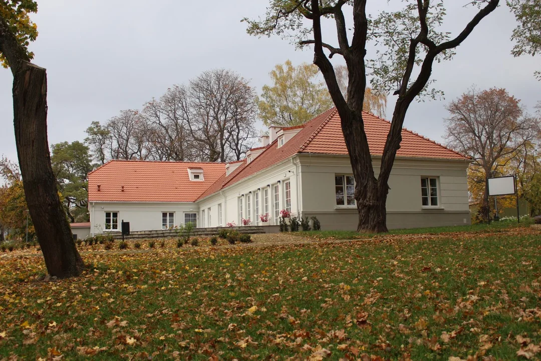 Dworek w Leszczynku jesienią