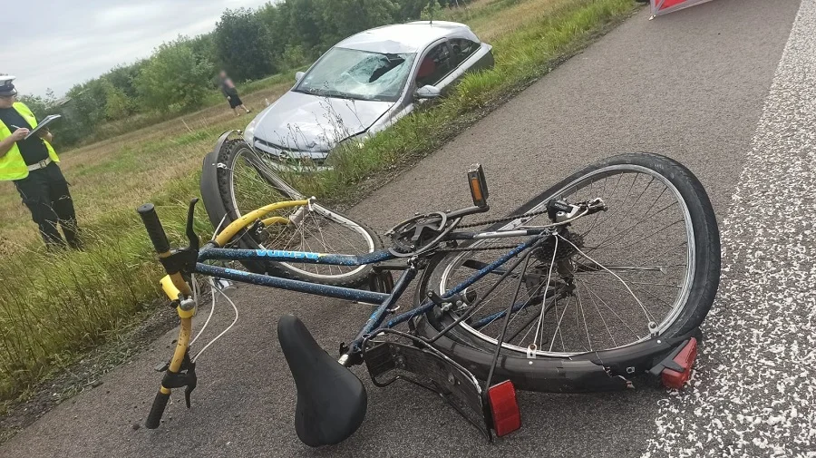 Tragiczny wypadek na DK 74. Kobieta na rowerze wjechała wprost pod opla [FOTO] - Zdjęcie główne