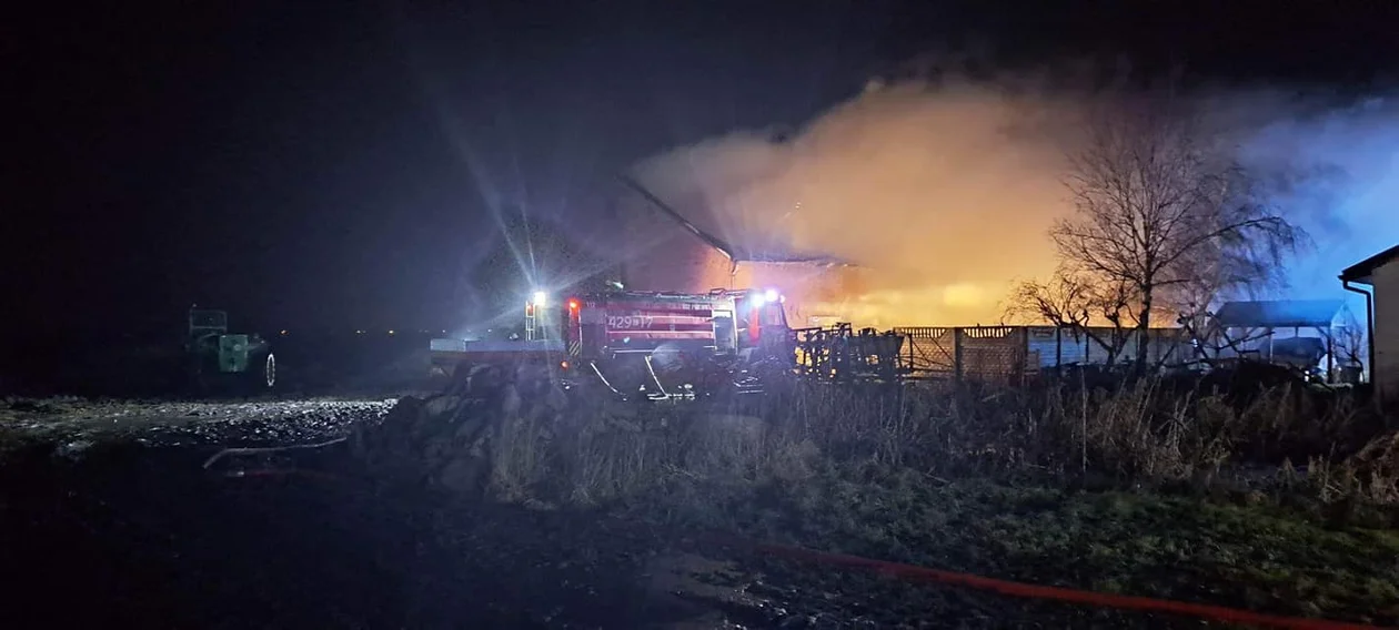 Strażacy niemal całą noc walczyli z pożarem, do jakiego doszło 12 lutego w Zleszynie w gminie Bedlno