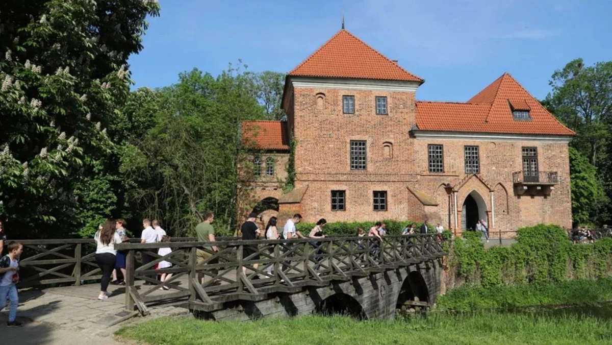 Klimatyczny zamek w centrum Polski dostępny za darmo. Wyróżnia się w skali kraju