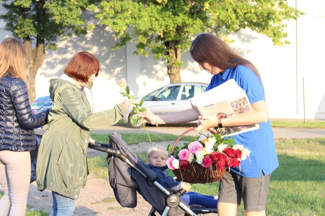 KCI rozdaje róże i gazety na kutnowskim Święcie Róży