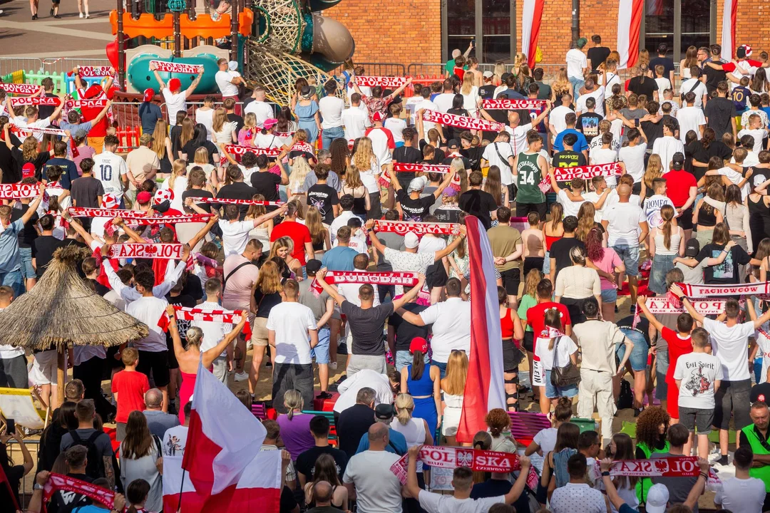 Polscy piłkarze wracają do domu. W Strefie Kibica w Manufakturze fani trzymali za nich kciuki do końca [ZDJĘCIA] - Zdjęcie główne