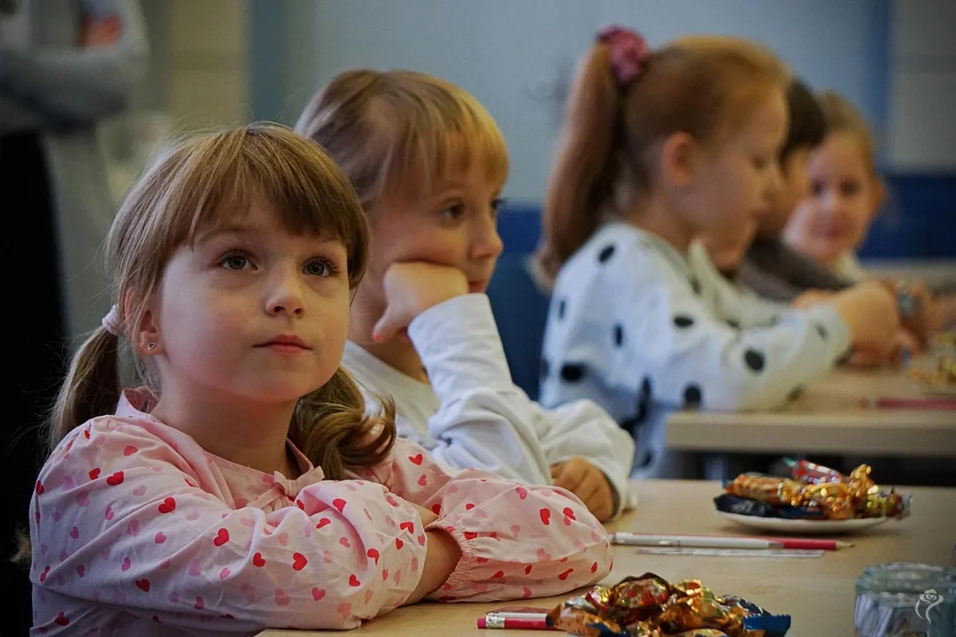 Uczniowie SP nr 2 w Kutnie odwiedziły Urząd Miasta. Spotkały się z prezydentem i strażnikami miejskimi