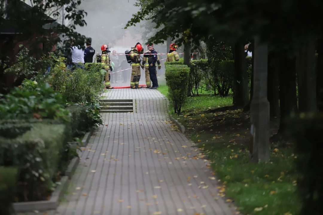 Trwa akcja gaśnicza w jednym z bloków w centrum Kutna. Doszło tam do pożaru w piwnicy