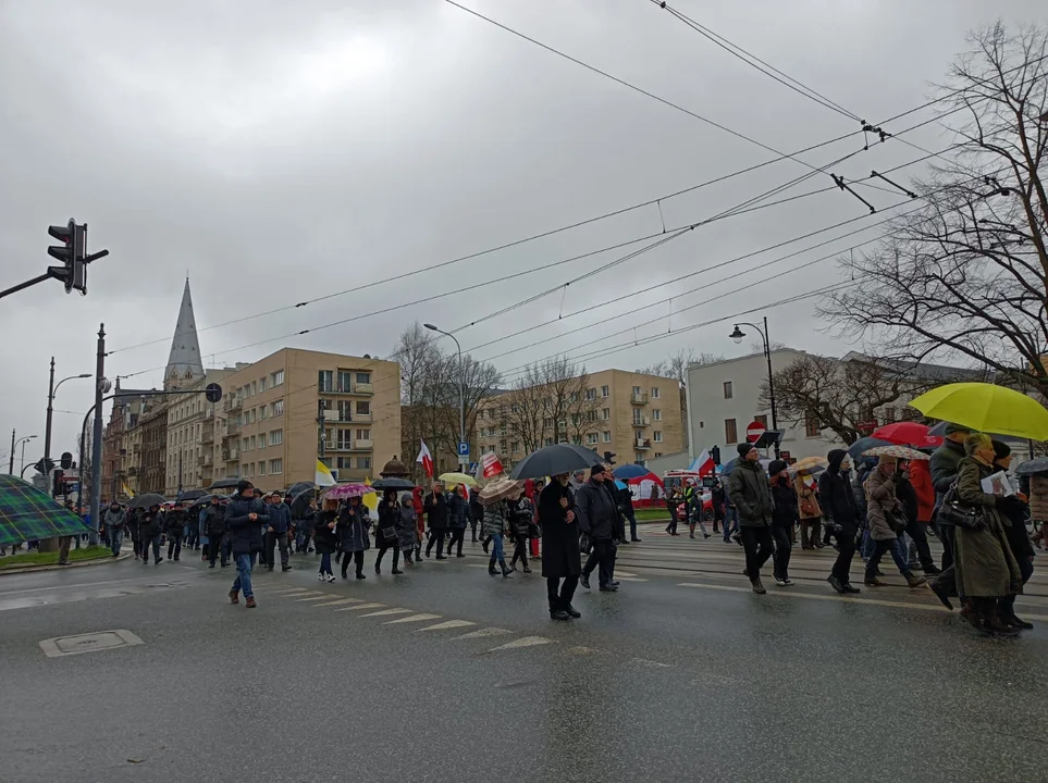 Marsz papieski w Łodzi. Setki łodzian ruszyło ulicami miasta [zdjęcia]