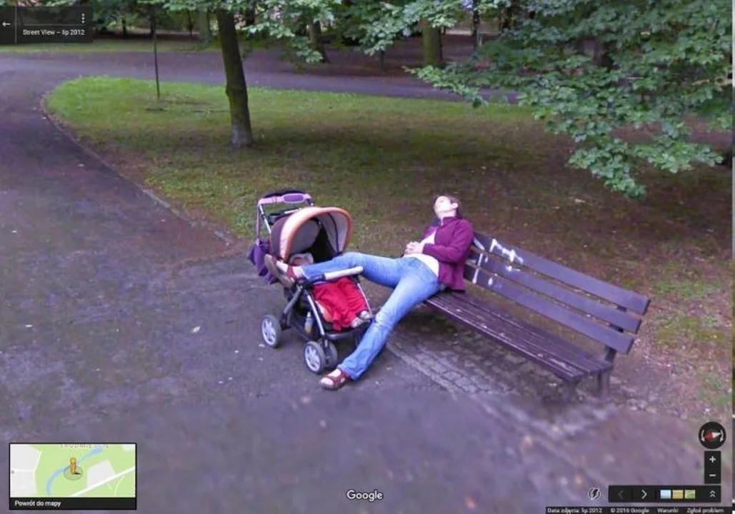 Łódź na zdjęciach z Google Street View. Stary dworzec i człowiek buszujący w śmieciach