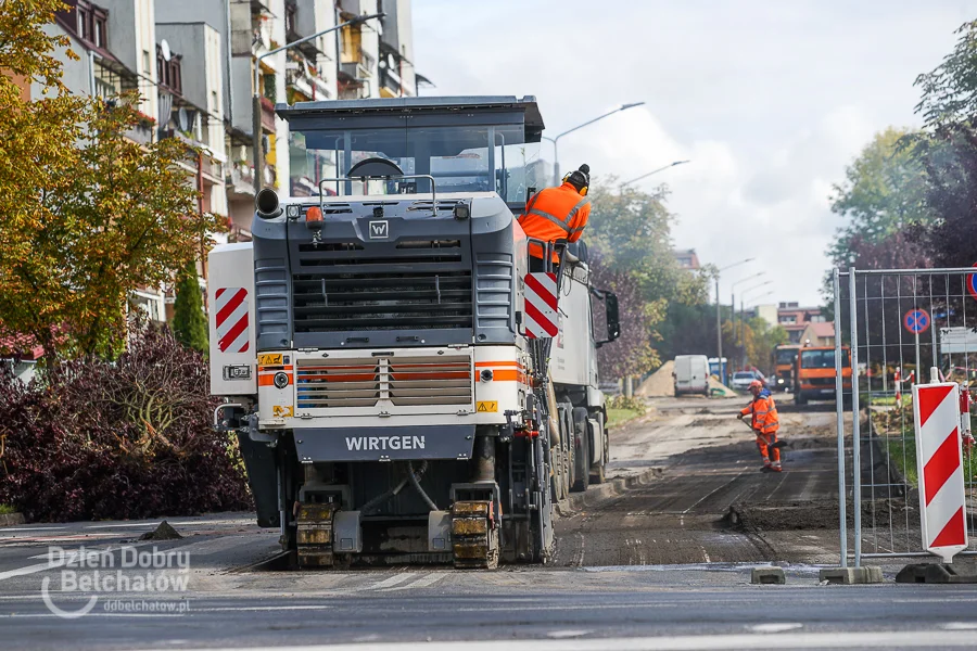 Ciężki sprzęt wjechał na bełchatowskie osiedle. Remont głównej ulicy ruszył pełną parą [FOTO] - Zdjęcie główne