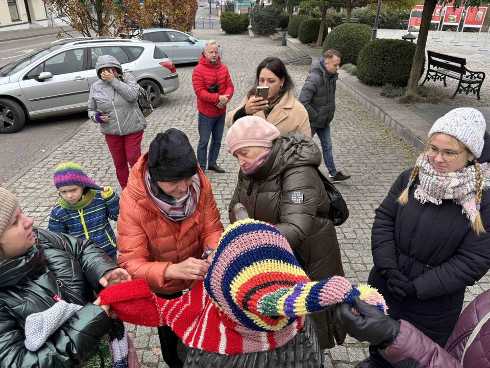 Pomnik w centrum miasta udekorowany przez grupę „Zamontanki”