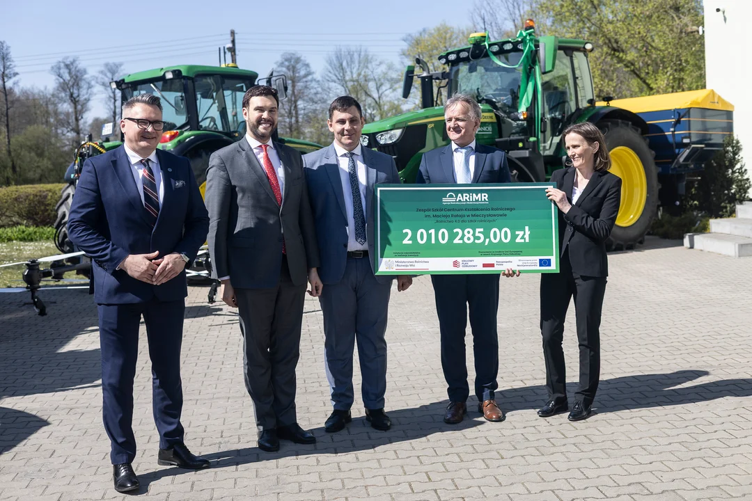 Wiceminister rolnictwa w Mieczysławowie. Inwestycje, rozbudowa szkoły, nowy sprzęt rolniczy i dron dla uczniów.