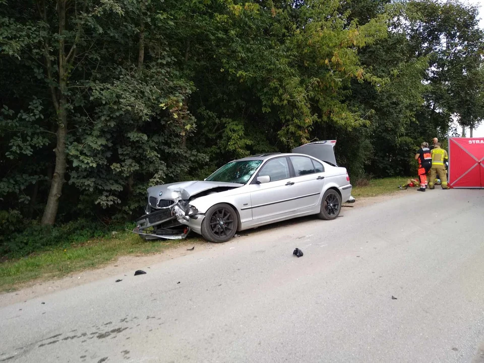 Poważny wypadek w Kutnie. Zderzenie motocykla z osobówką, jedna osoba ciężko ranna