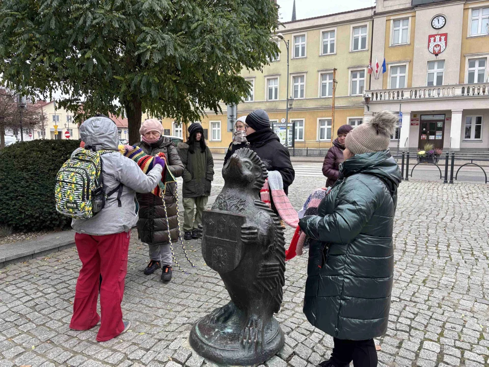 Pomnik w centrum miasta udekorowany przez grupę „Zamontanki”