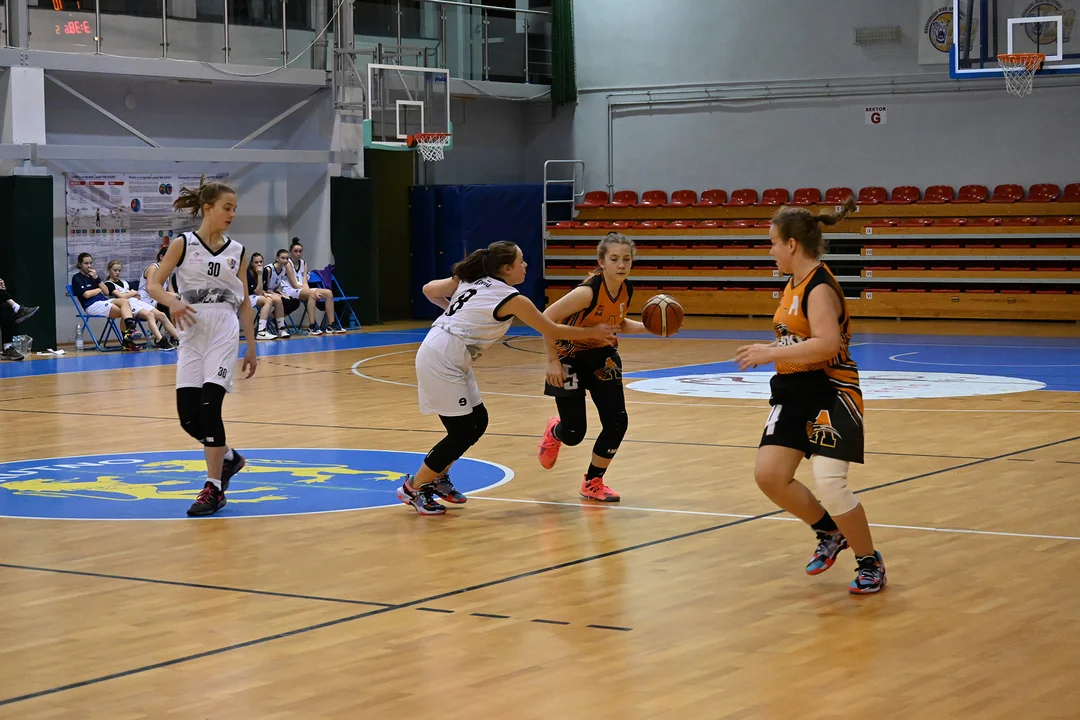 Młodziczki KS Kutno pokonały we własnej hali UKS Basket Aleksandrów Łódzki 52:50