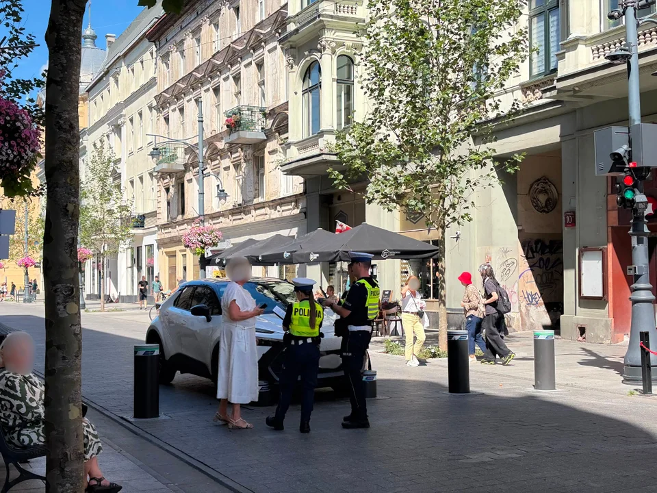 Toyota zawisła na słupkach