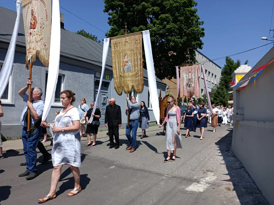 Ulicami Zgierza przeszły procesje Bożego Ciała.