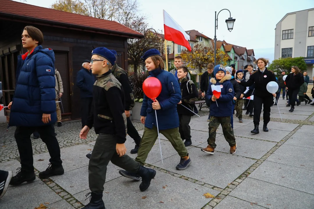 Pochody 11 listopada w Zgierzu. Mieszkańcy tłumnie uczestniczyli w uroczystościach Święta Niepodległości.