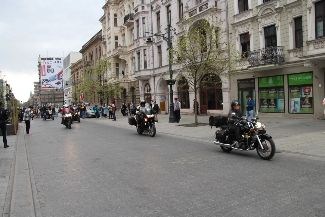 Wielka parada motocyklowa na ulicy Piotrkowskiej w Łodzi