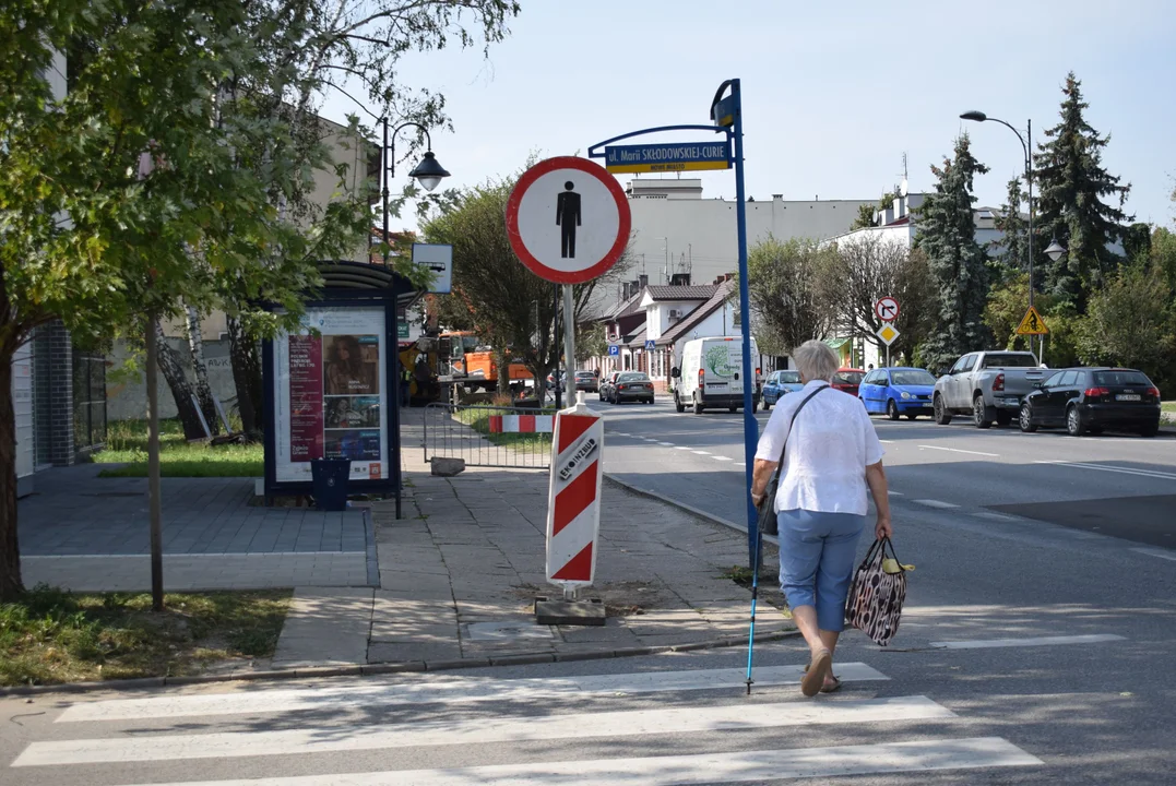 Zakaz przejścia do przystanku. Ruszył remont chodnika na ulicy Długiej w Zgierzu [ZDJĘCIA] - Zdjęcie główne