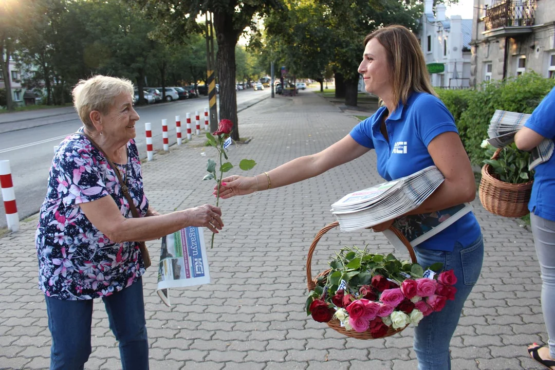 KCI rozdaje róże i gazety na kutnowskim Święcie Róży