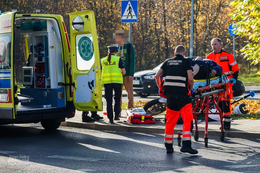 Wypadek na al. Wyszyńskiego. Policyjny motocykl zderzył się z osobówką