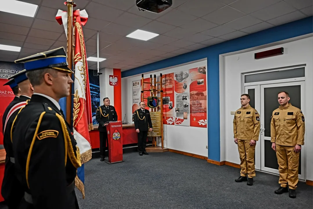 Uroczyście w kutnowskiej komendzie. Nowi strażacy złożyli ślubowanie (ZDJĘCIA) - Zdjęcie główne